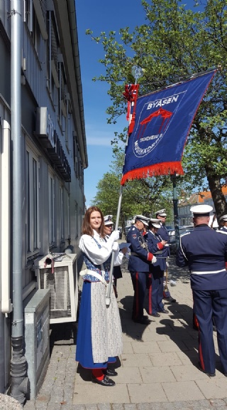 Gjeste-fanebærer i Folketoget, Bente Gussiaas. Foto: Elisabet E. Ellevsen